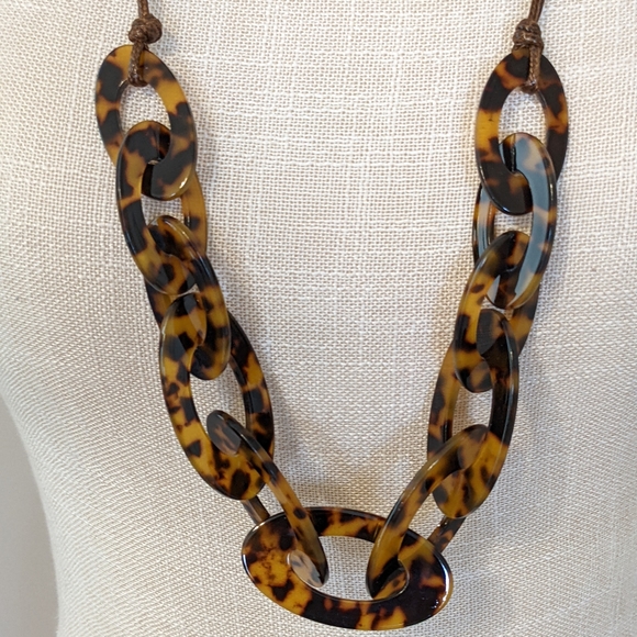 Tortoise shell Chain Link Necklace - Picture 3 of 5
